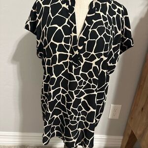 Cynthia Steffe Black and Cream Giraffe Print Tunic Top